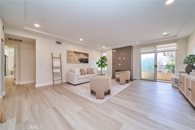5525 W Olympic Boulevard 202, Los Angeles, CA 90036