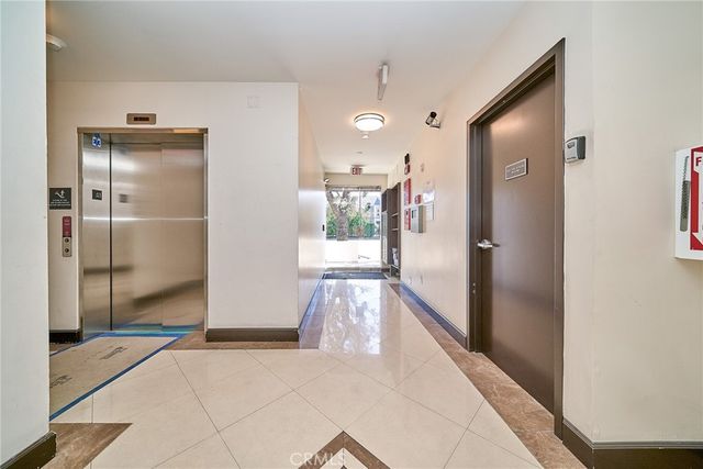 5525 W Olympic Boulevard 202, Los Angeles, CA 90036