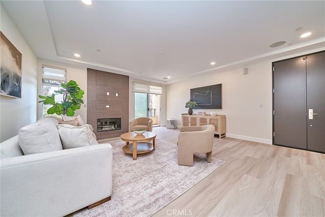 5525 W Olympic Boulevard 202, Los Angeles, CA 90036