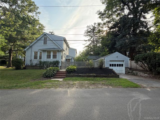 24 8th Avenue, Sea Cliff, NY 11579