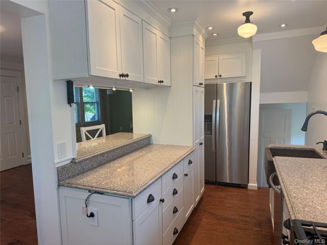 24 8th Avenue, Sea Cliff, NY 11579