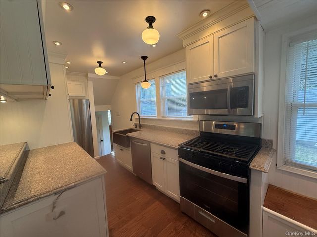 24 8th Avenue, Sea Cliff, NY 11579