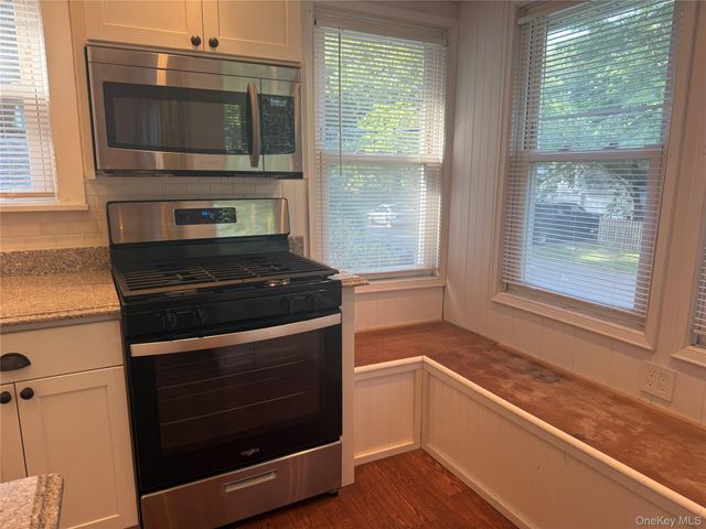 24 8th Avenue, Sea Cliff, NY 11579