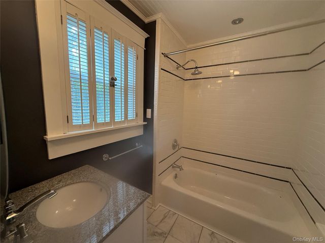 24 8th Avenue, Sea Cliff, NY 11579