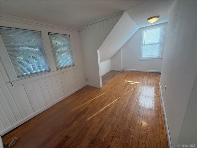 24 8th Avenue, Sea Cliff, NY 11579