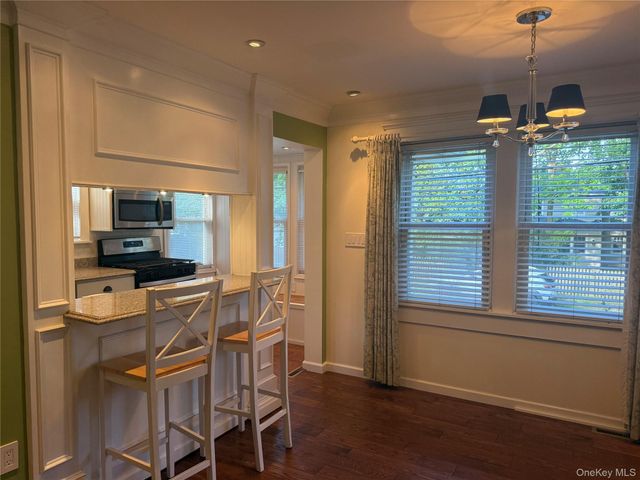 24 8th Avenue, Sea Cliff, NY 11579