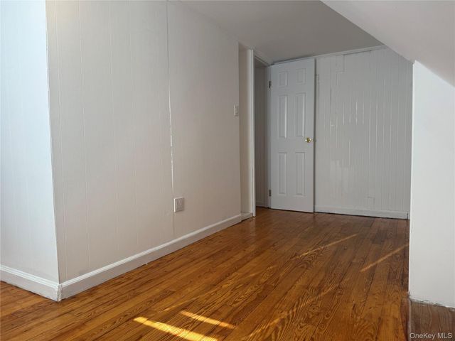 24 8th Avenue, Sea Cliff, NY 11579