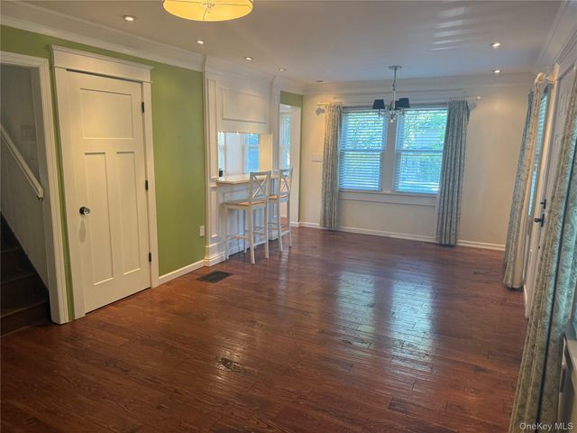 24 8th Avenue, Sea Cliff, NY 11579