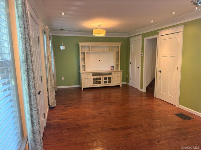 24 8th Avenue, Sea Cliff, NY 11579