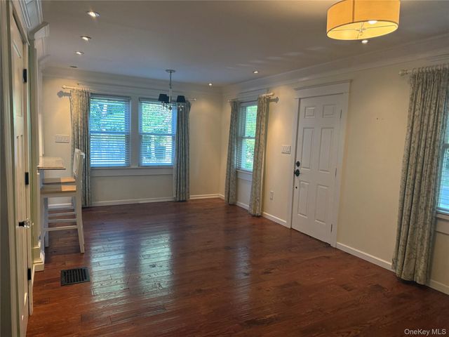 24 8th Avenue, Sea Cliff, NY 11579