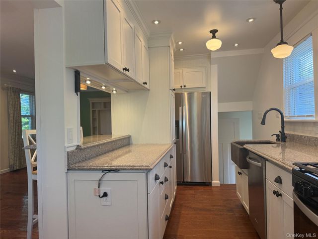 24 8th Avenue, Sea Cliff, NY 11579