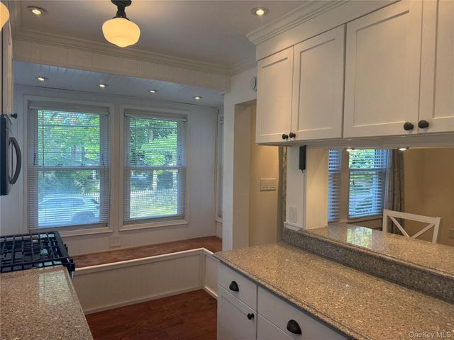 24 8th Avenue, Sea Cliff, NY 11579