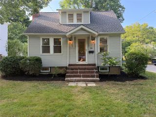 24 8th Avenue, Sea Cliff, NY 11579
