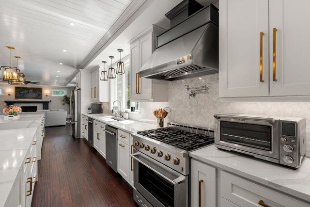 8 Charles St, North Reading, MA 01864