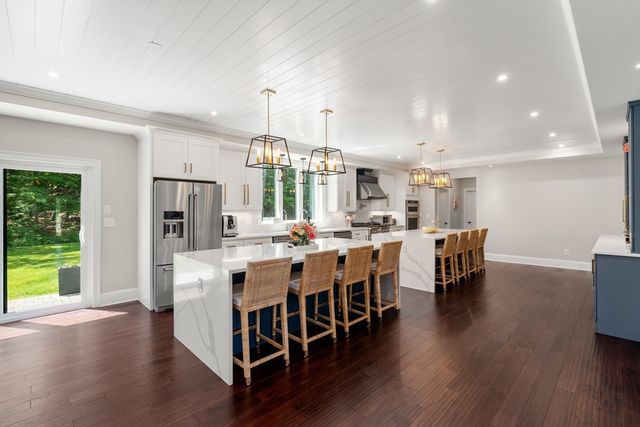 8 Charles St, North Reading, MA 01864