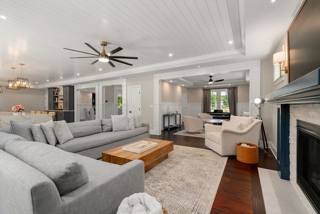 8 Charles St, North Reading, MA 01864