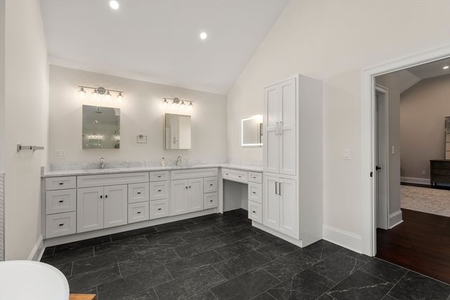 8 Charles St, North Reading, MA 01864