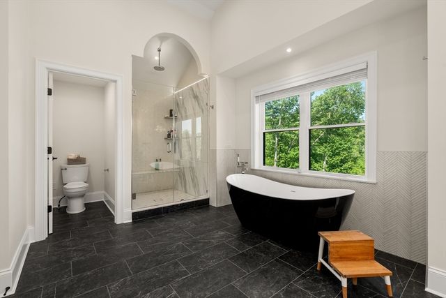 8 Charles St, North Reading, MA 01864