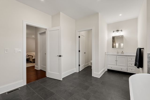 8 Charles St, North Reading, MA 01864