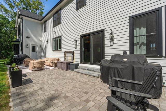 8 Charles St, North Reading, MA 01864