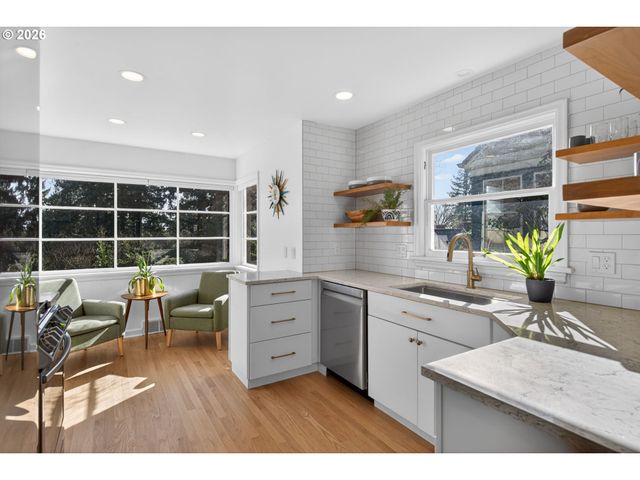 6825 Sw 8TH Ave, Portland, OR 97219