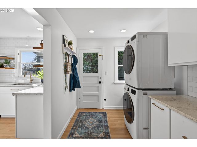 6825 Sw 8TH Ave, Portland, OR 97219