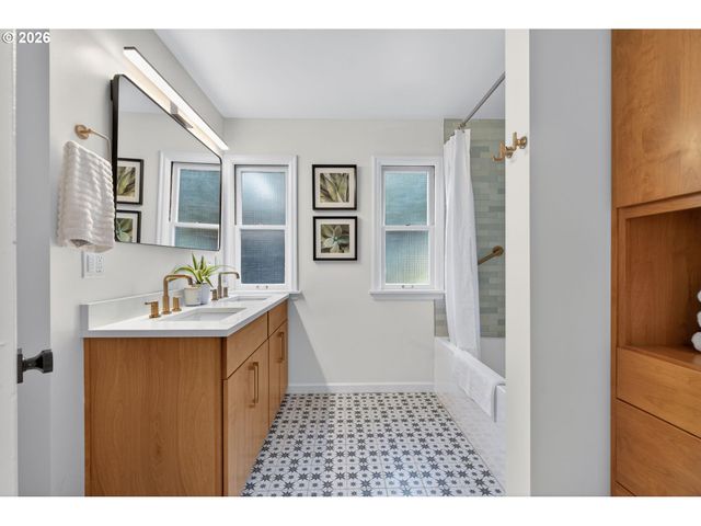 6825 Sw 8TH Ave, Portland, OR 97219