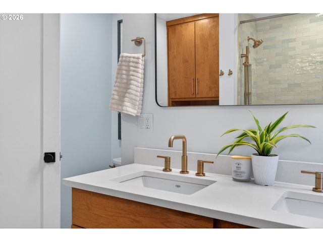 6825 Sw 8TH Ave, Portland, OR 97219