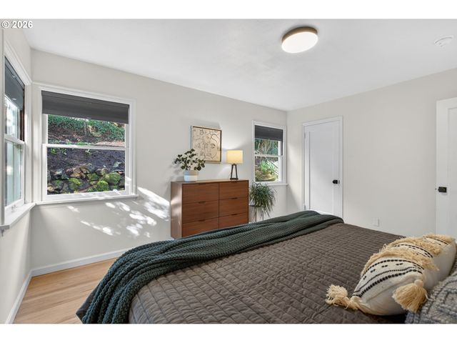 6825 Sw 8TH Ave, Portland, OR 97219