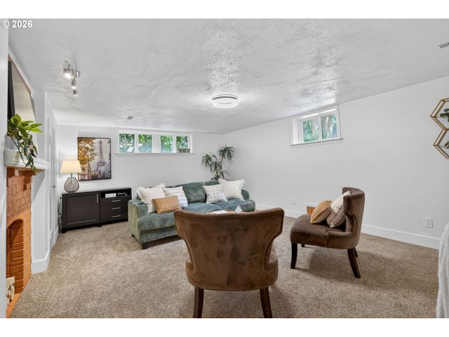 6825 Sw 8TH Ave, Portland, OR 97219