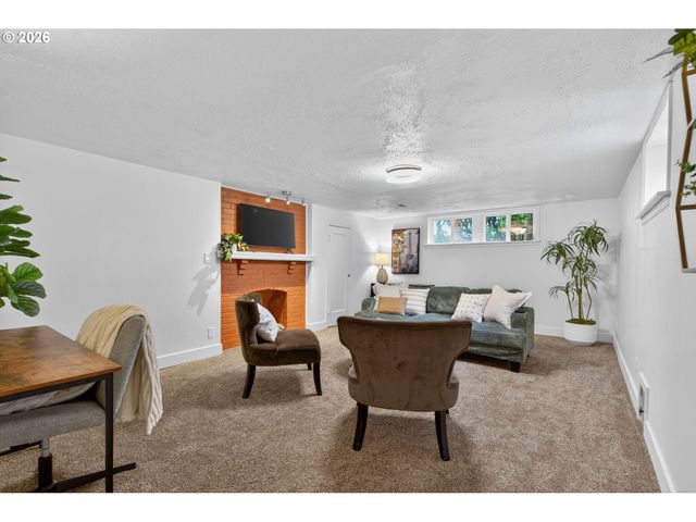 6825 Sw 8TH Ave, Portland, OR 97219