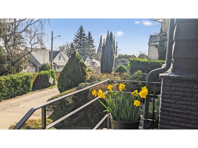 6825 Sw 8TH Ave, Portland, OR 97219