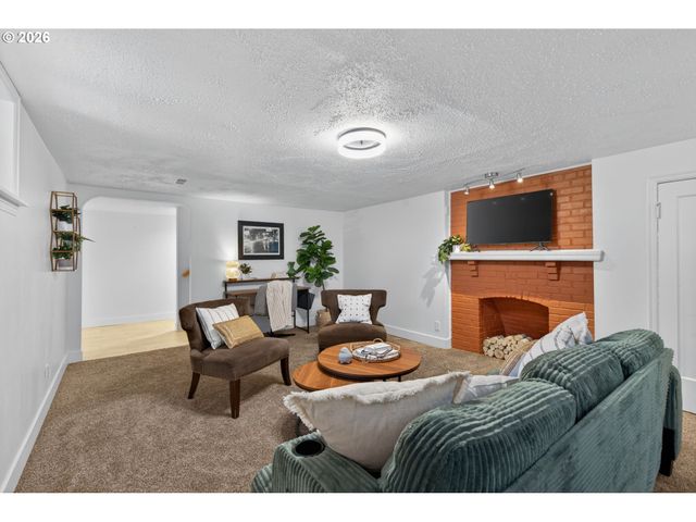 6825 Sw 8TH Ave, Portland, OR 97219