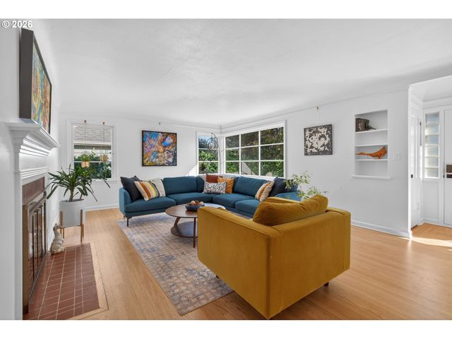 6825 Sw 8TH Ave, Portland, OR 97219