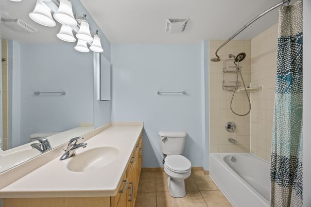 819 Graceland Avenue 204, Des Plaines, IL 60016