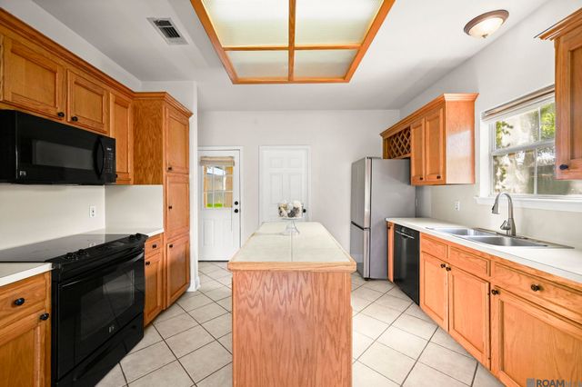 17422 Lauren Dr, Prairieville, LA 70769