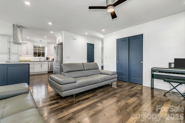 215 E Oakview Road, Asheville, NC 28806