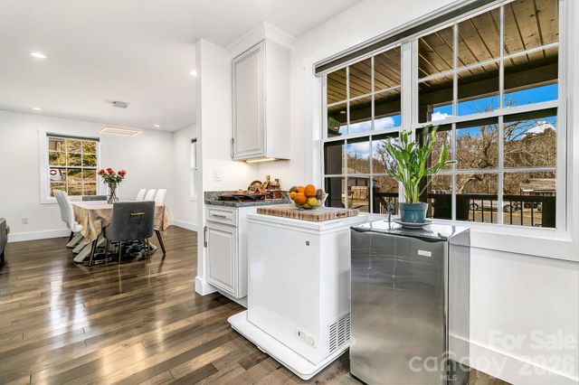 215 E Oakview Road, Asheville, NC 28806