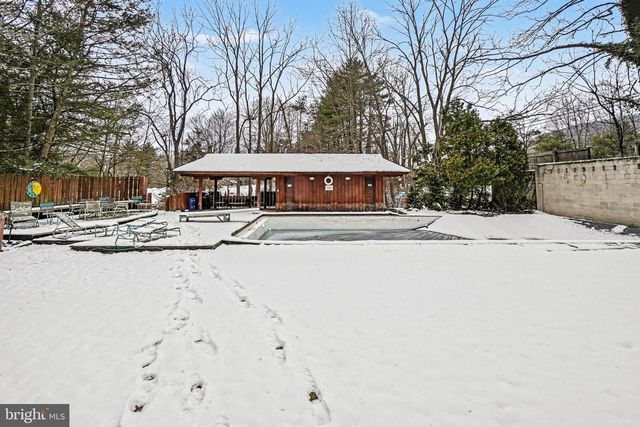 1231 CLARKS VALLEY RD, Dauphin, PA 17018