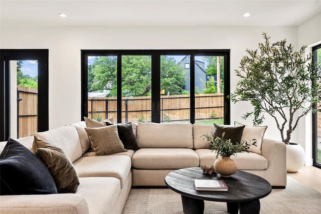 1005 W Johanna ST W, Austin, TX 78704