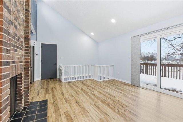 89 3Rd St Street, Hudson, IA 50643