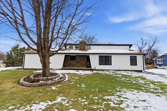 89 3Rd St Street, Hudson, IA 50643