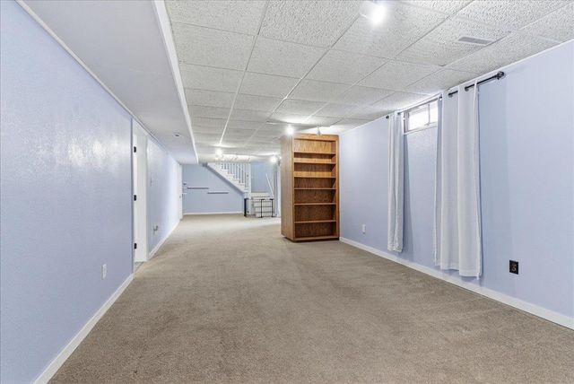 89 3Rd St Street, Hudson, IA 50643