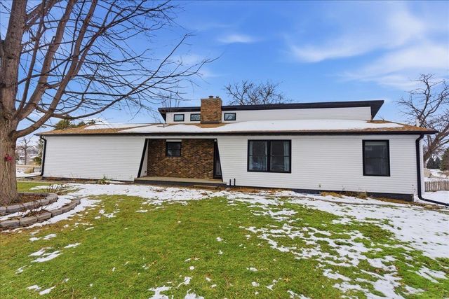 89 3Rd St Street, Hudson, IA 50643