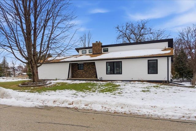 89 3Rd St Street, Hudson, IA 50643