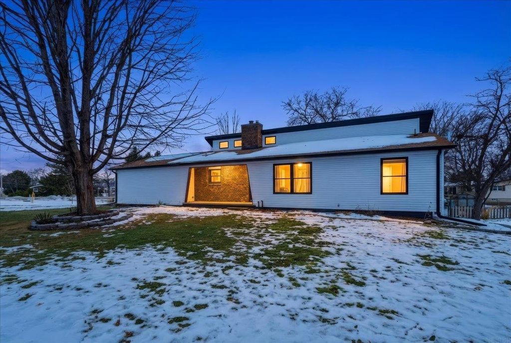 89 3Rd St Street, Hudson, IA 50643