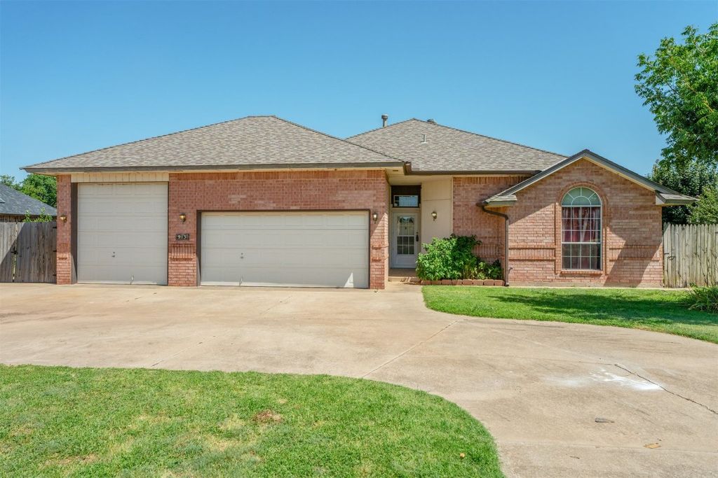 913 SE 34th Street, Moore, OK 73160