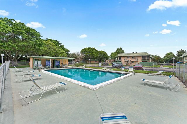 1866 Fairview Villas Drive 3, Palm Springs, FL 33406