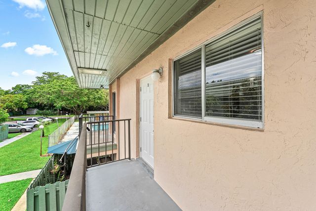 1866 Fairview Villas Drive 3, Palm Springs, FL 33406