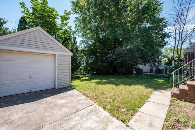 32 Croyden, New Hyde Park, NY 11040